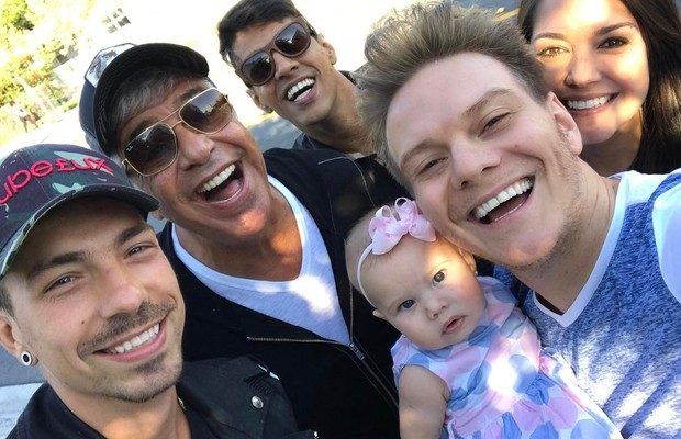 Michel Teló leva a filha, Melinda, a jogo que basquete – Band FM